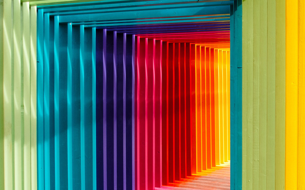 「色について」の記事イメージ。カラフルなトンネルの画像。