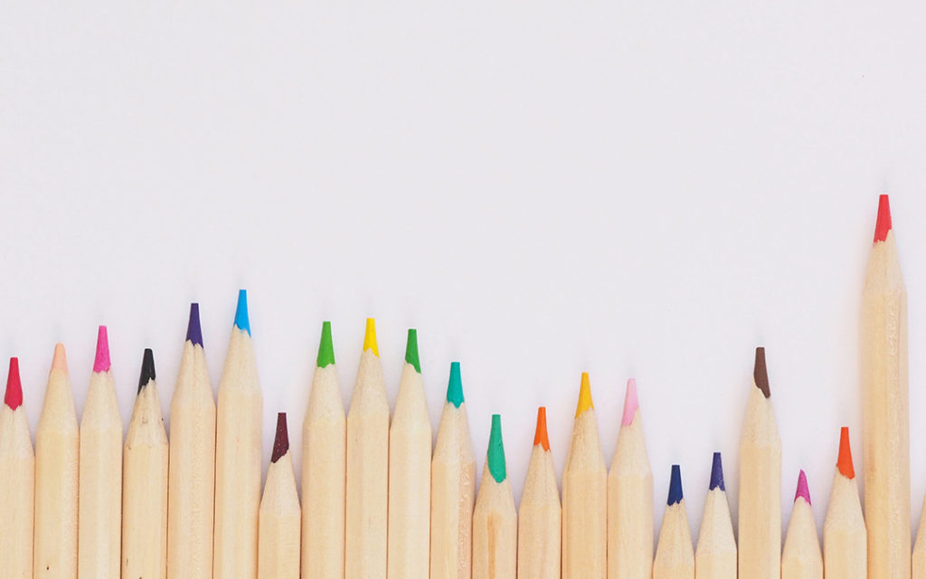 「無意識に選ぶ色、惹かれる色」の記事イメージ。様々な色の色鉛筆の画像。