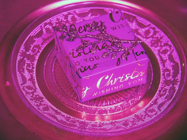 「博愛、献身、個人を超えた意識」を表す赤紫色、マゼンタのイメージ画像