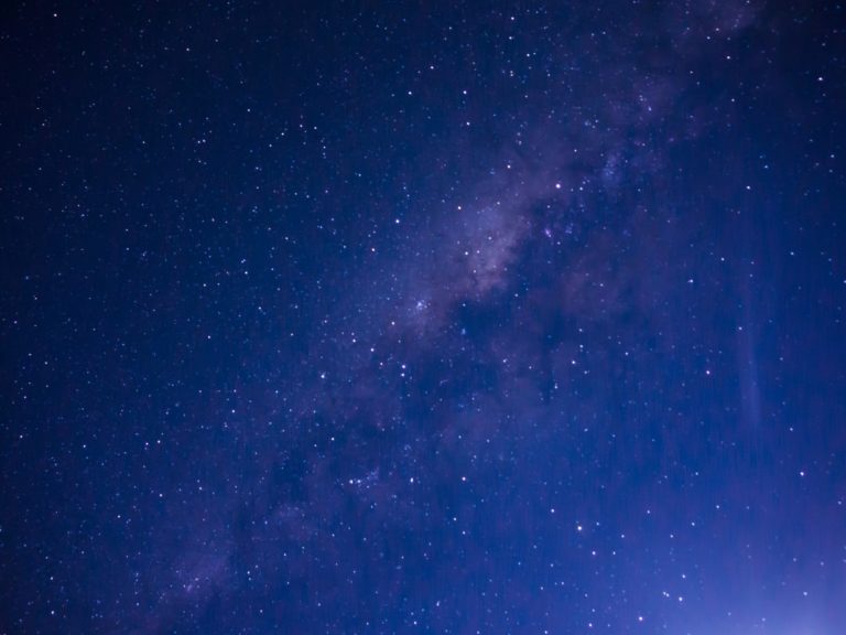 「洞察、直感、繊細さ」を表す暗く深い青色、ロイヤルブルーのイメージ画像