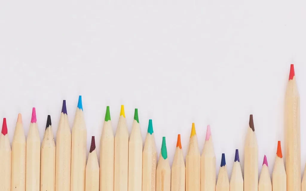 「無意識に選ぶ色、惹かれる色」の記事イメージ。様々な色の色鉛筆の画像。