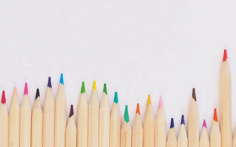 「無意識に選ぶ色、惹かれる色」の記事イメージ。様々な色の色鉛筆の画像。