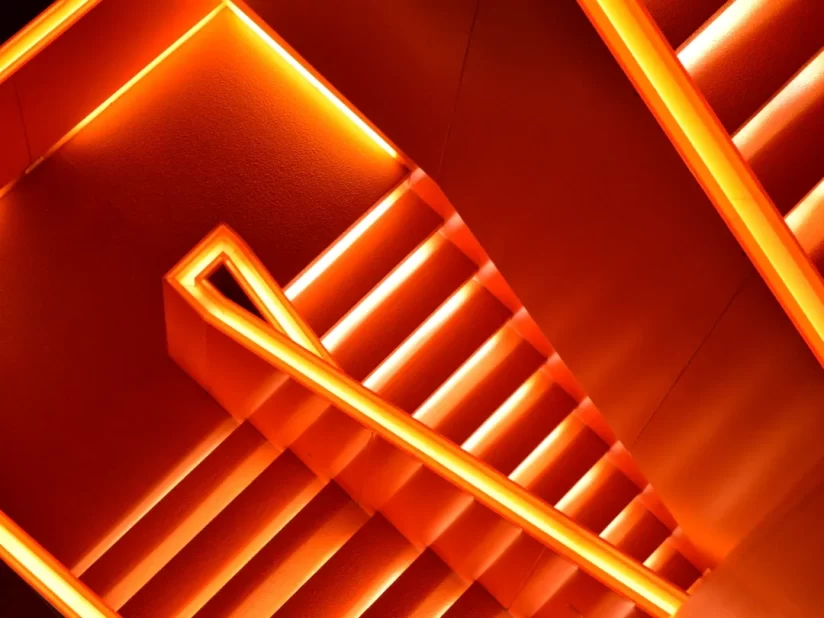 「感情・情緒、共存、解放」を表す橙色のイメージ画像