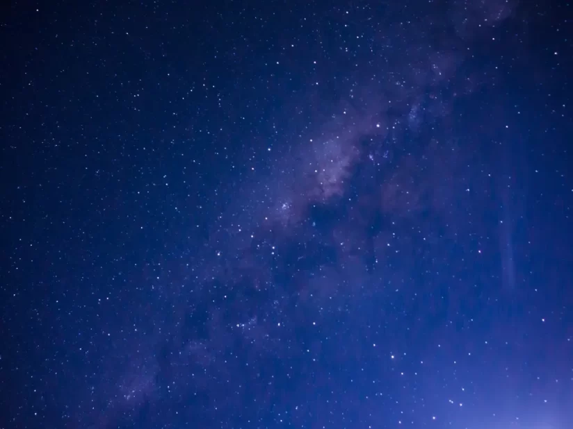 「洞察、直感、繊細さ」を表す暗く深い青色、ロイヤルブルーのイメージ画像